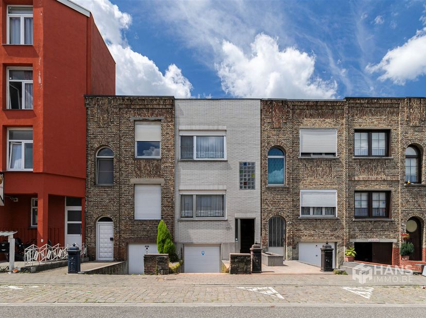Te moderniseren woning (155 m²) met 2 a 3 slaapkamers, garage en tuin (35 m²) in Deurne.<br />
<br />
In de Meyersstraat woon je op een centrale lig