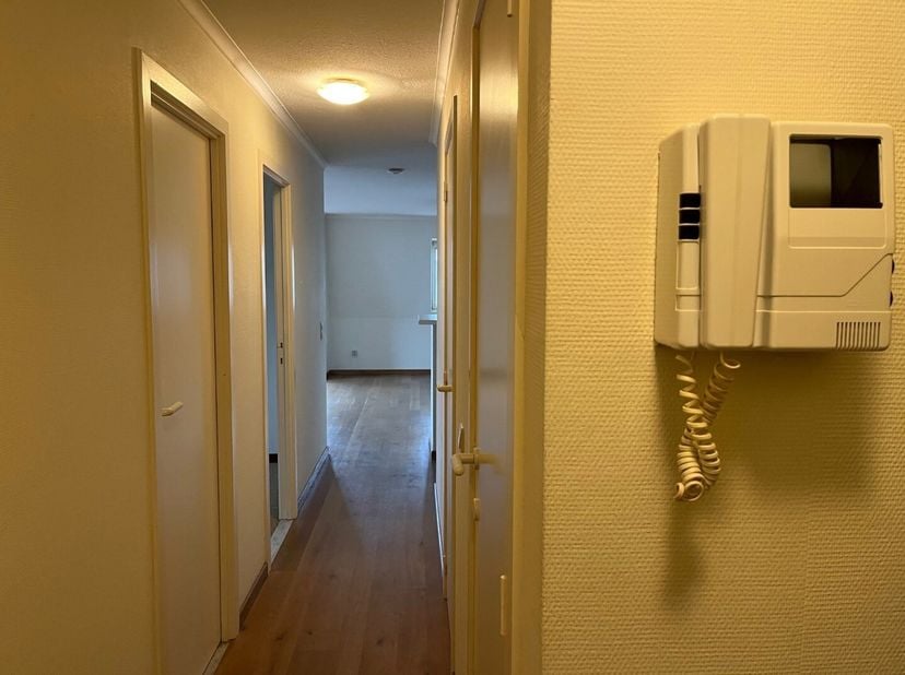 Dit verzorgd hoekappartement dat 2 slaapkamers telt, en verder bestaat uit inkom, vestiaire, gastentoilet, living, halfopen ingerichte keuken, 2 slaap