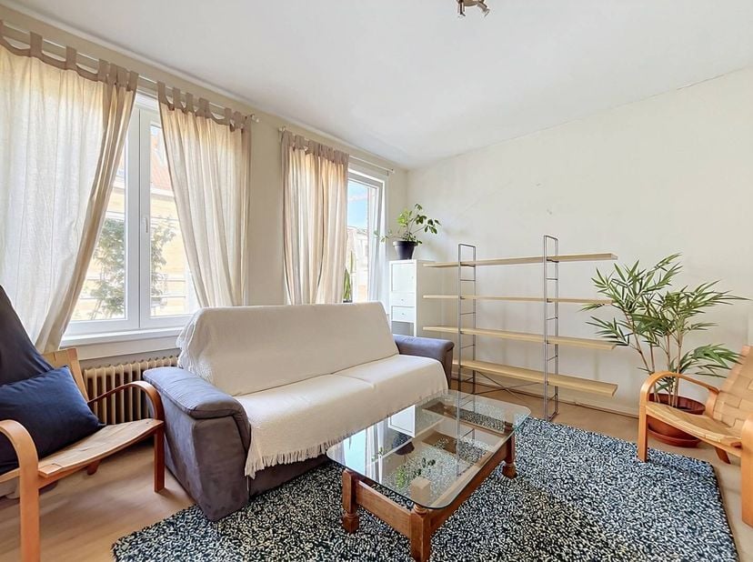 Dewaele Brussels vous présente ce superbe appartement d’une chambre de 68 m², situé au 3ème étage d’une copropriété soignée à Uccle. Alliant confort m