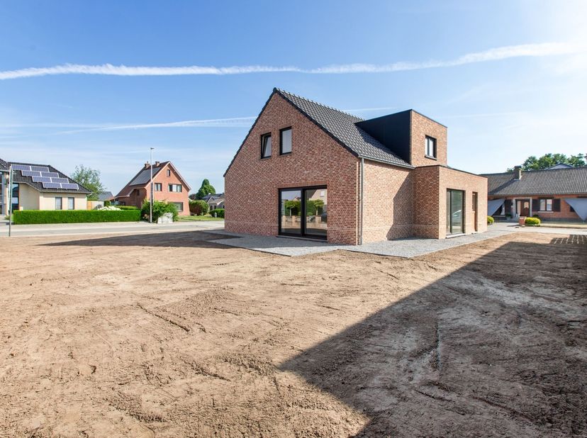 Volledig gerenoveerde gezinswoning met 4 slaapkamers in Kaulille<br />
Bent u op zoek naar een energiezuinige woning waarbij u enkel nog de afwerking