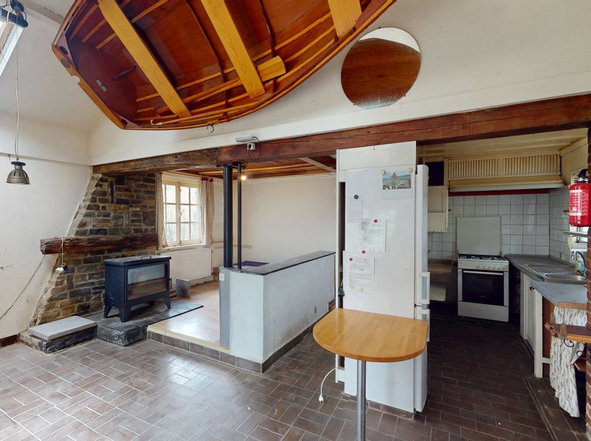 Antoineimmo Nandrin biedt u deze volledig te renoveren chalet met 3 slaapkamers aan, verscholen midden in de bossen van de Néblonvallei te Ouffet.<br
