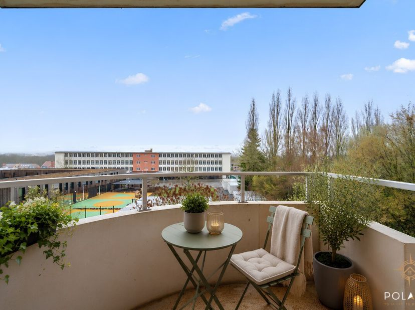 *** PLAN UW BEZOEK VIA WWW.POLARES.EU ***<br />
Dit aangename appartement bevindt zich op de derde verdieping van een uitstekend onderhouden gebouw me