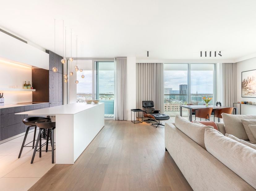 Appartement élégant situé sur l’Eilandje, au sein de l’emblématique projet Chipperfield, offrant une vue spectaculaire. Situé au 13e étage d’une résid