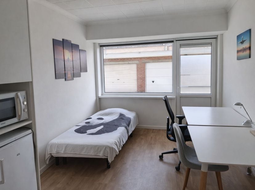 Deze verzorgde en instapklare studio te Westende is ideaal als investering en/of tweede verblijf. Dankzij het grote raam geniet de studio van veel nat