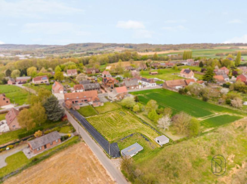 Prachtig bouwperceel van 13,5 are (1.350 m²) in een uitzonderlijk kader. <br />
<br />
Deze ruime bouwkavel is gelegen in een rustige en veelgevraag