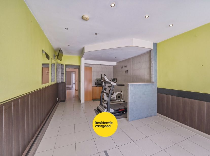 Centraal gelegen in het hart van Oudenburg vindt u dit veelzijdige handelspand met woonst op een perceel van 170 m². Dankzij de combinatie van commerc