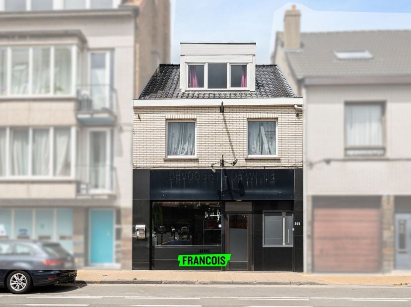 Sur un emplacement commercial de premier ordre le long de Nieuwpoortsesteenweg à Mariakerke, nous vous proposons cette maison commerciale polyvalente