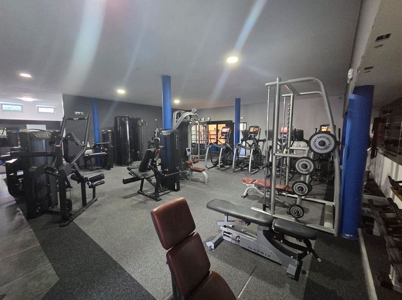 Bel établissement de fitness parfaitement tenu situé au coeur de lentité de Beloeil.<br />
Limmeuble offrant une superficie totale de 3 ares 50 centia