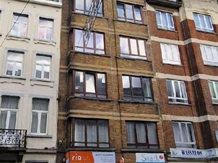In de wijk Gare de L'Ouest, in een kleine mede-eigendom, mooi appartement op de 2e verdieping +/- 60m², als volgt samengesteld:Inkomhal, woonkamer +/-