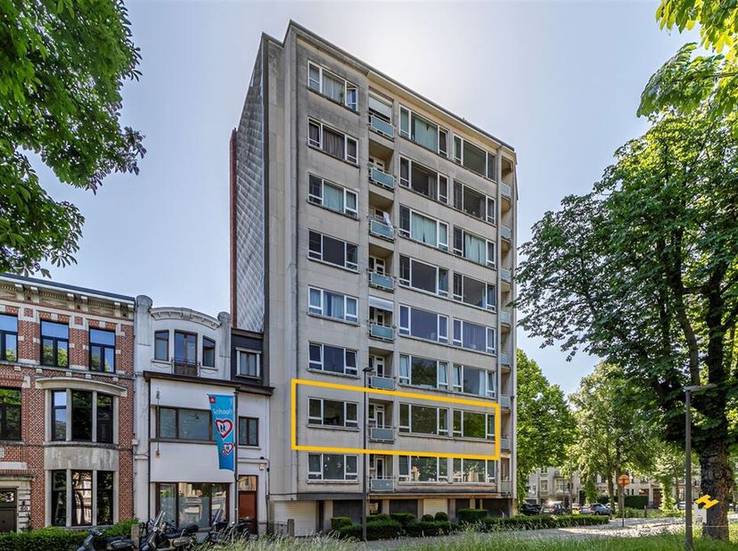 Cet appartement est situé juste à côté du Singel, dans un endroit où la tranquillité et l'accessibilité vont de pair. Les gares de Berchem et de Morts