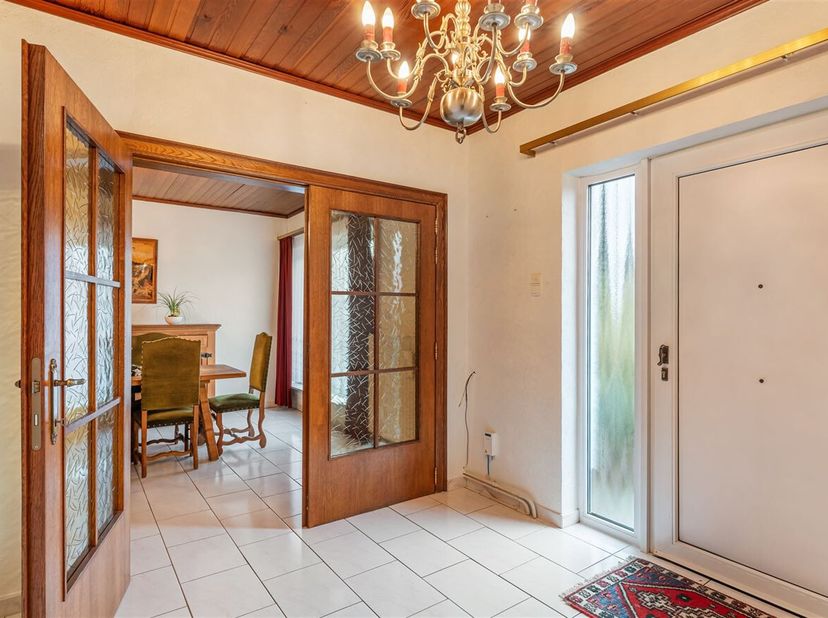 Te renoveren halfopen woning op een perceel van 11a03ca<br />
Ligging: Gelegen in een residentiële wijk in Boxberg, biedt deze woning een centrale loc