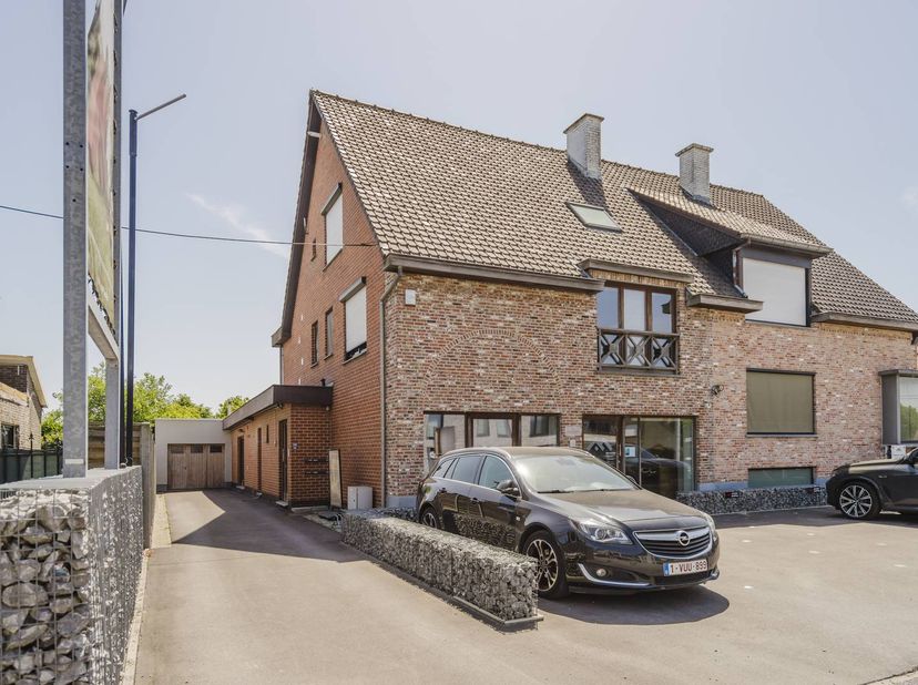 Dit functionele gebouw in Beveren-Leie combineert een commerciële kantoorruimte met twee bovenliggende, verhuurde appartementen.<br />
<br />
Het hand