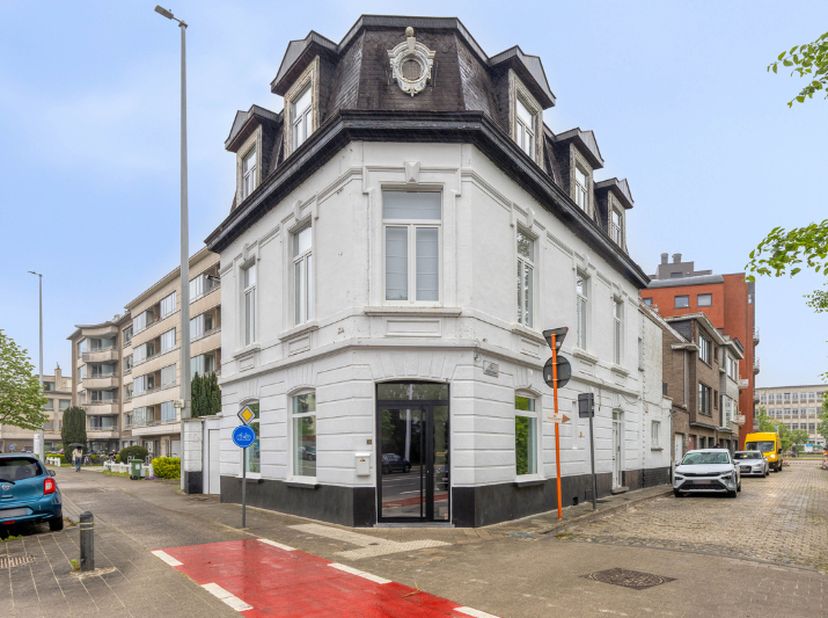 Aan De Sterre, één van de meest strategische en herkenbare locaties van Gent, komen dagelijks de belangrijkste verkeersstromen samen. Een topligging m