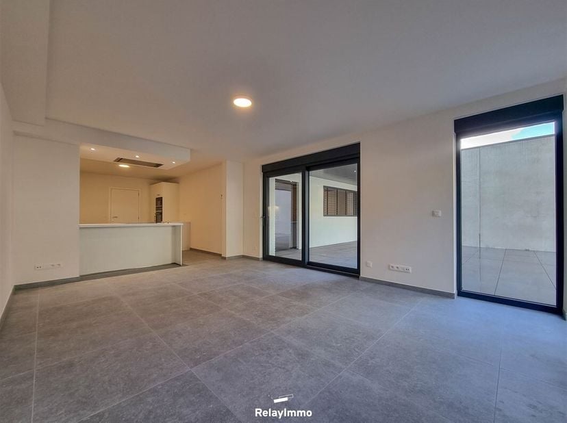 Appartement en rez de chaussée avec deux chambres, terrasse, jardin, cave et emplacement de parking près de la gare de Tournai.<br />
Composition:<br