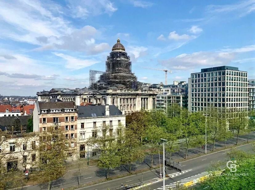 Situé au 7 étage dun immeuble sur l'Avenue de la Toison dOr (1060 Bruxelles), cet appartement non meublé offre un cadre de vie élégant et confortable.