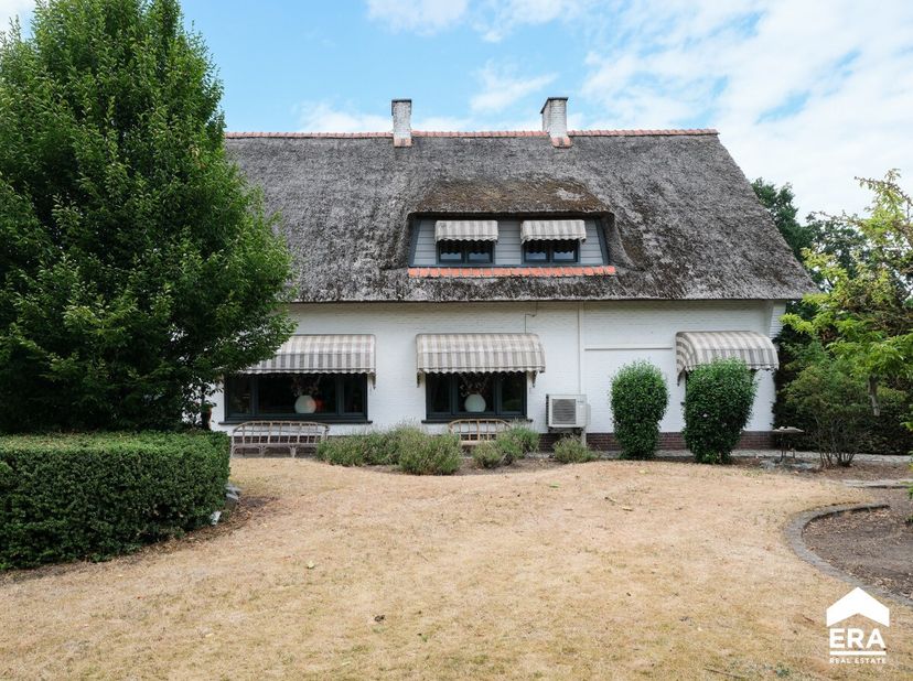 Charmante open bebouwing nabij het centrum van Pelt met tuin en veel privacy. Deze woning in Pelt combineert een centrale ligging met het comfort van