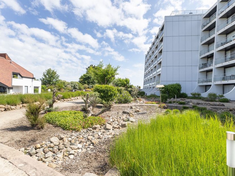 Te koop: gerenoveerd appartement in Nieuwpoort, gelegen in een groene omgeving nabij openbaar vervoer en op korte afstand van zee en duinen. Deze verz