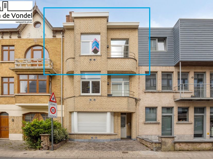 Op zoek naar een stijlvol en zorgeloos appartement met twee slaapkamers aan de kust?<br />
Dit prachtig gerenoveerde appartement in het centrum van De