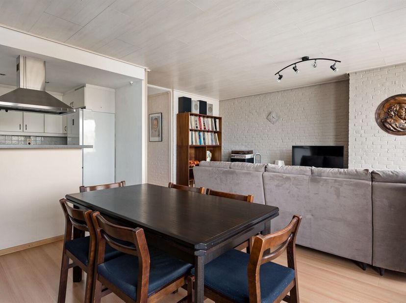 Appartement met 2 slpks, terras en garagebox<br />
Dit appartement op de 4e verdieping met lift is ideaal gelegen aan de Bisschoppenhoflaan in Deurne.