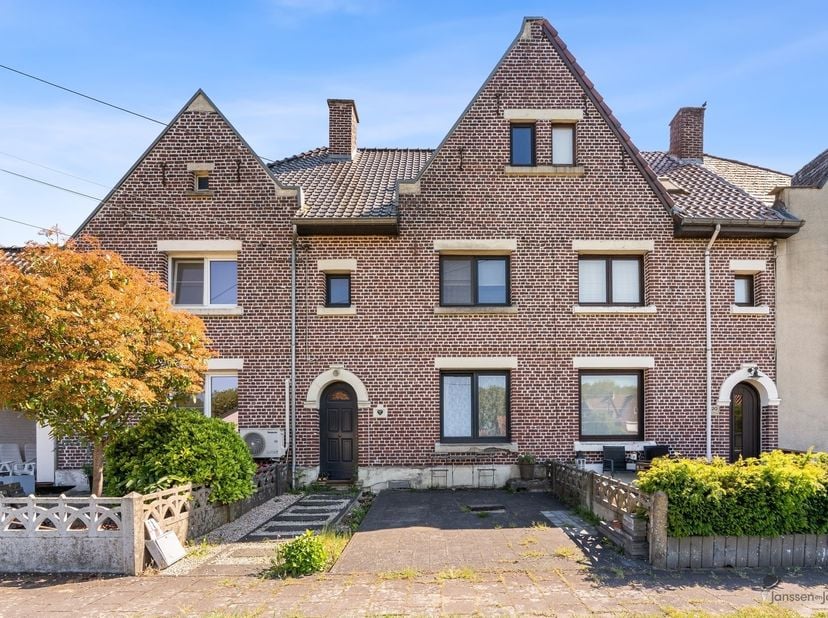 Cette charmante maison mitoyenne (EPC C, 294kwh/m²) dans le village accueillant de Waterschei, située à Wilderozenlaan 19, combine un charme authentiq