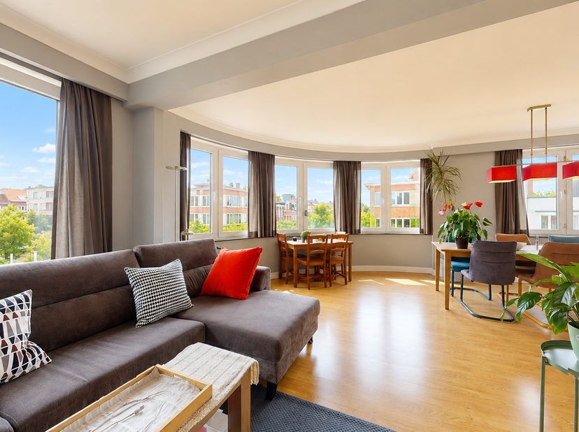 À deux pas de Tomberg, dans un quartier résidentiel calme et verdoyant, découvrez ce lumineux appartement 2 chambres avec terrasse, situé au 3ᵉ et der