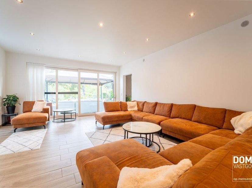 Heeft u interesse? Bekijk deze woning op onze website http://www.domovastgoed.be of contacteer ons op het nummer 011/96.49.96<br />
Handelspand met wo