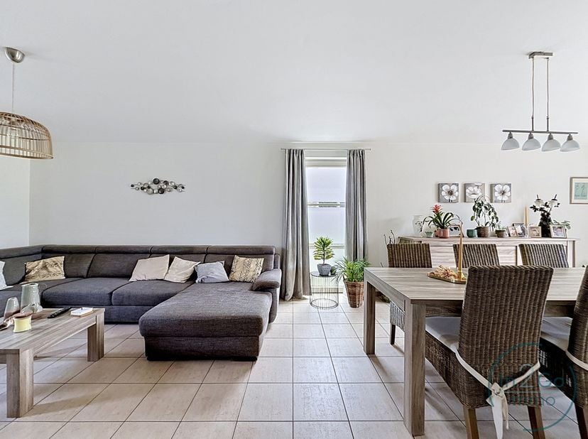 <br />
Deze woning biedt een aangename combinatie van ruimte, comfort en een rustige woonomgeving. De woning is gelegen in een residentiële buurt met