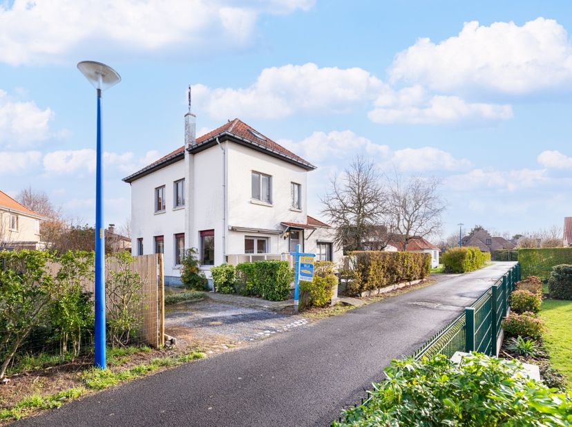 Met trots stellen wij u deze te renoveren villa voor, gelegen in de Taliterstraat 2 te Koksijde-Bad.<br />
<br />
Deze karaktervolle woning, boordevol