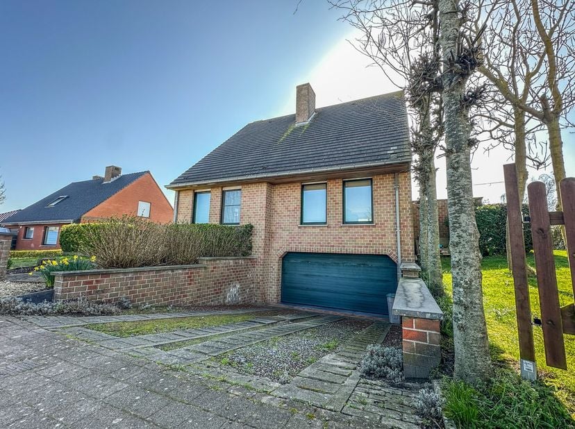Villa très spacieuse et soignée avec 4 chambres, construite de manière particulièrement solide et qualitative sur un terrain orienté plein sud, à prox