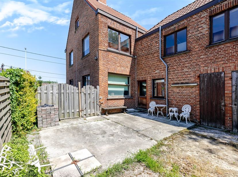 Deze karaktervolle woning biedt vandaag 3 volwaardige slaapkamers, met de mogelijkheid om eenvoudig een 4de slaapkamer te creëren.<br />
Op het gelijk
