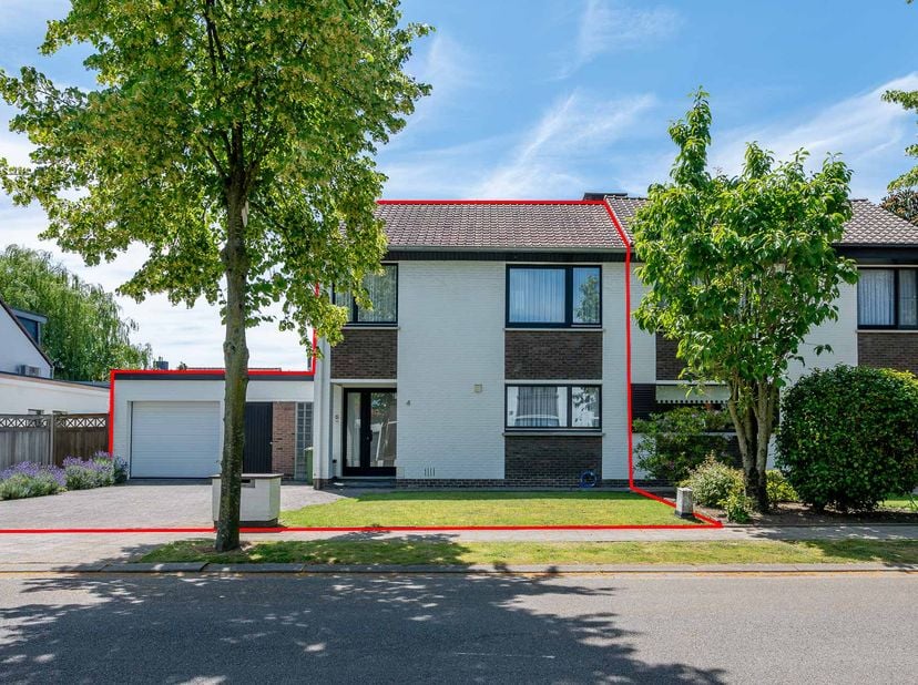 GUNSTIG GELEGEN WONING - <br />
<br />
Zoek je een ruime gezinswoning met extra polyvalente ruimte voor een zelfstandige activiteit, hobbykamer of inw