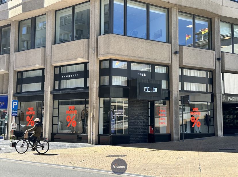 Commercieel hoekpand gelegen op de hoek met het Casino-Kursaal te Oostende - zeer drukke passageligging richting de Zeedijk en het centrum - brede hoe