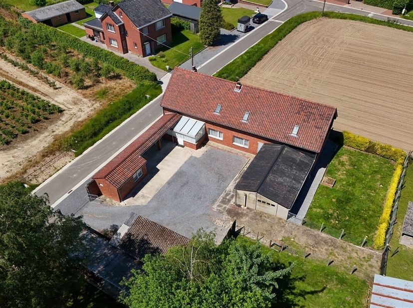 Authentieke hoeve met renovatiepotentieel gelegen op een prachtig perceel in rustige en groene omgeving<br />
Omgeving:<br />
+ Gelegen in een rustige