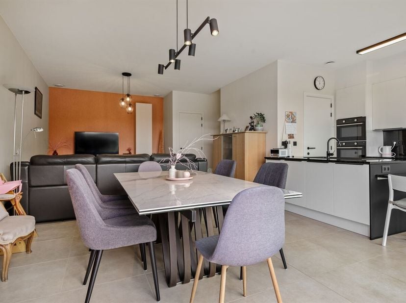 Ontdek deze instapklare omgekeerde duplex uit 2022 met een bewoonbare oppervlakte van 92 m², waar modern wooncomfort, energiezuinigheid en een uitstek