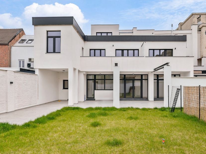 Prachtig gerenoveerd appartement met 2 slaapkamers en ruime tuin van 263 m² nabij het centrum van Mechelen.<br />
BEKIJK ZEKER ONZE (VIRTUELE) GRONDPL