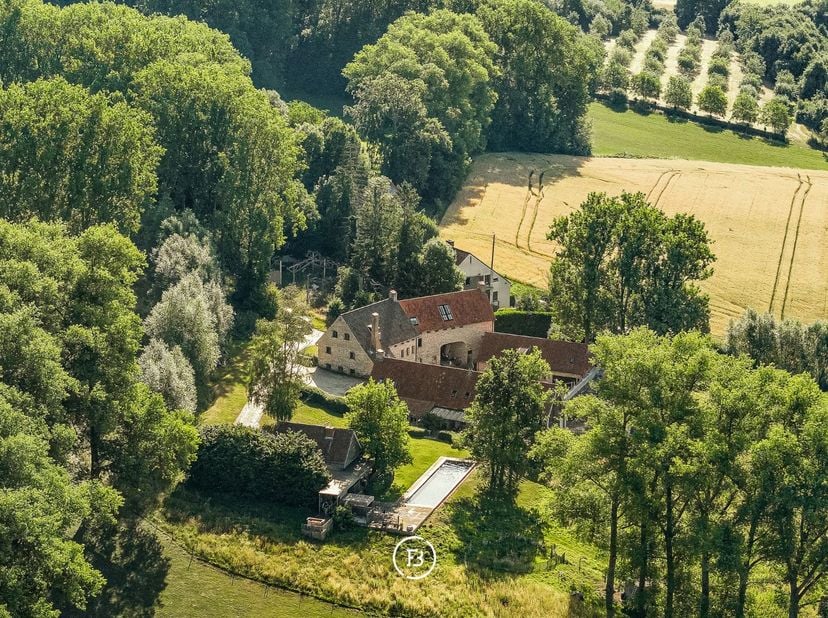 Gelegen op een zonovergoten zuidhelling in Etikhove, in het hart van de Vlaamse Ardennen, bevindt zich dit uitzonderlijk landgoed op een perceel van c