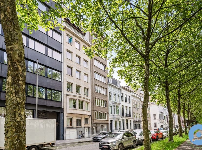 Dit instapklare lichtrijk appartement is gelegen op de vijfde verdieping van een kleinschalig gebouw en heeft een prachtig panoramisch zicht over de s