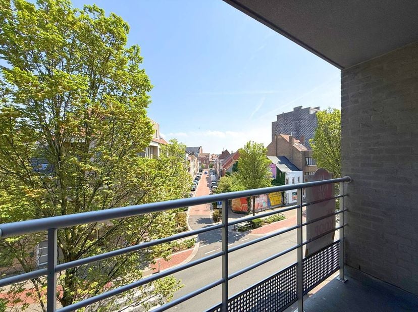 Cet appartement à vendre est situé au troisième étage de la résidence Maité à Ostende. Ici, vous êtes à distance de marche des transports en commun et