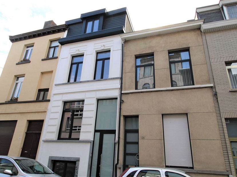 Karaktervolle woning op toplocatie in Antwerpen!<br />
Deze karaktervolle woning bevindt zich in de hippe BOHO wijk in hartje Antwerpen. Deze eigendom