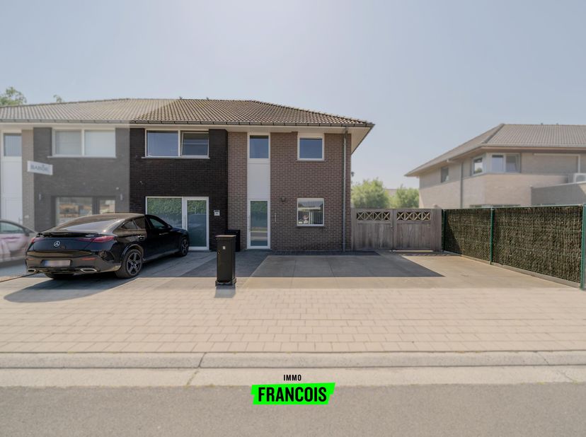 Prachtige instapklare gezinswoning op een toplocatie in een rustige en gezellige woonwijk in Houthulst. Deze recente en goed onderhouden woning biedt