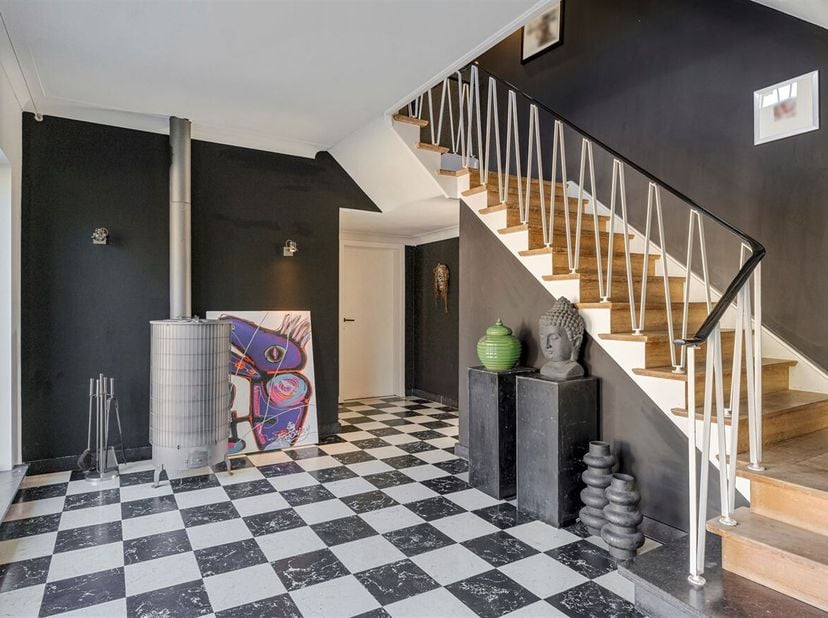 * In optie * Ontdek deze stijlvolle directiewoning nabij het centrum van Mol, waar ruimte, comfort en natuur samenkomen. Met vijf slaapkamers, twee ba