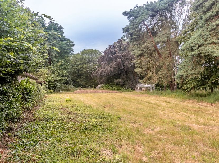De bouwgrond van 645 m² voor open bebouwing is gelegen in een rustige, doodlopende straat binnen een recente, kleinschalige verkaveling en geniet van