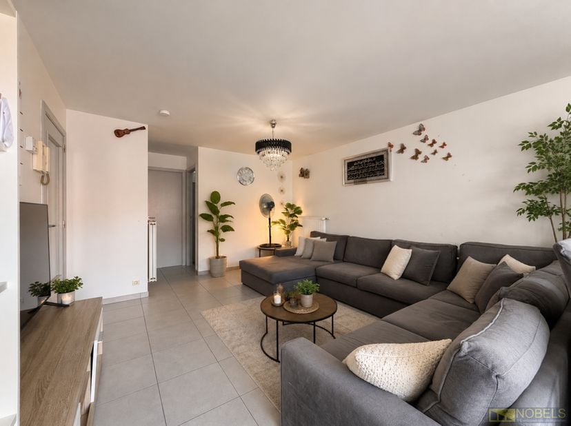 INSTAPKLAAR EN ENERGIEZUINIG APPARTEMENT, gelegen op een UITSTEKENDE LOCATIE IN HET CENTRUM van Oudenaarde, op WANDELAFSTAND van het station. Dankzij