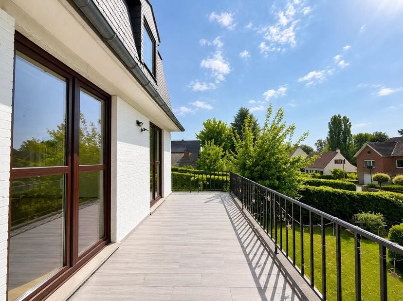 Gepresenteerd door Debora Peruch Tel : 0476/71.28.17 ou debora.peruch@victoire.be<br />
Victoire | Junot biedt u dit prachtige huis met 4 zijden aan,