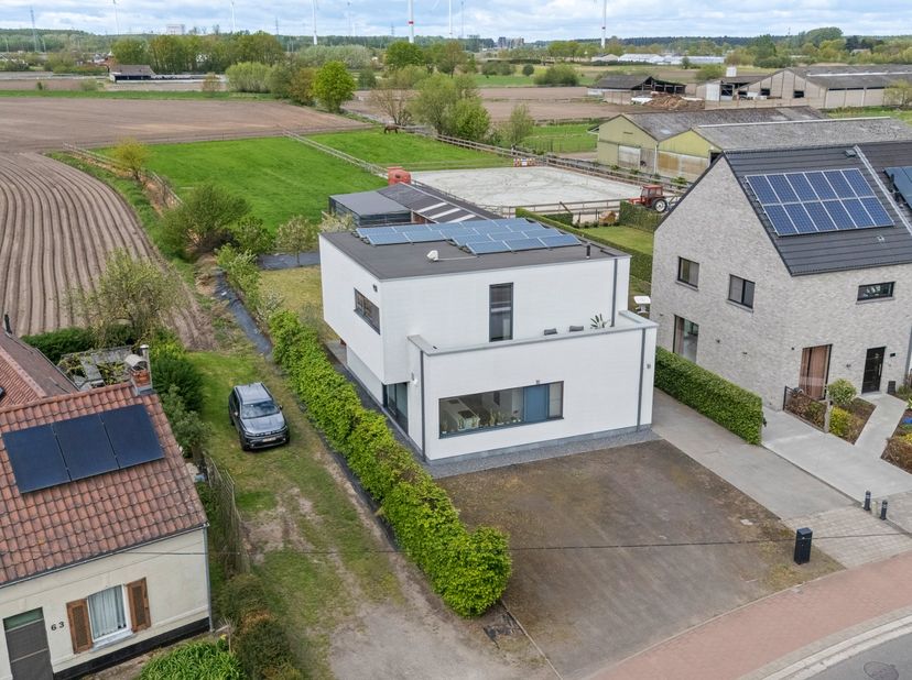 Ontdek deze unieke, vrijstaande woning (bwj 2018) waar modern design en duurzaamheid hand in hand gaan.<br />
<br />
Gelegen in de rustige Winkelwaran