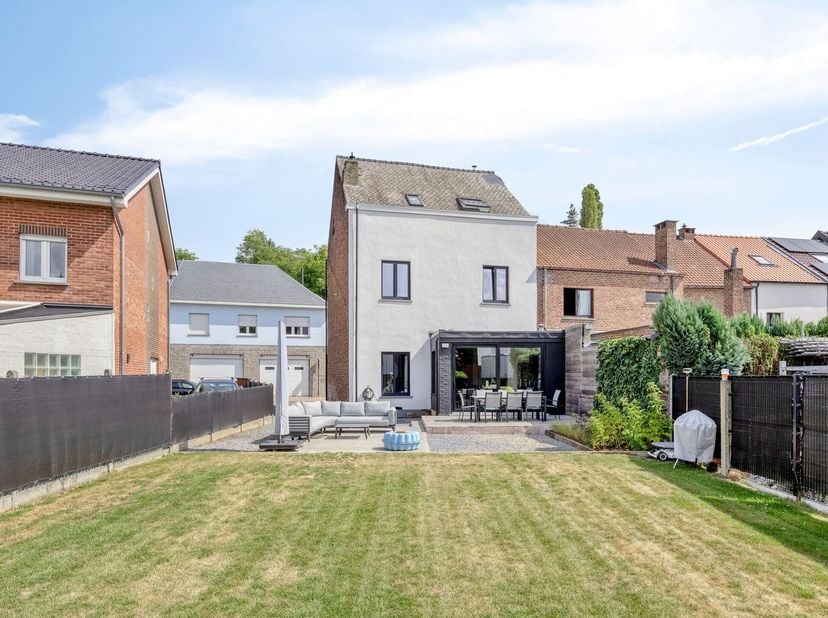 Volledig gerenoveerde gezinswoning in het centrum van Hoeilaart op een prachtig perceel van +/- 6a90ca<br />
<br />
. Deze stijlvolle woning werd in 2