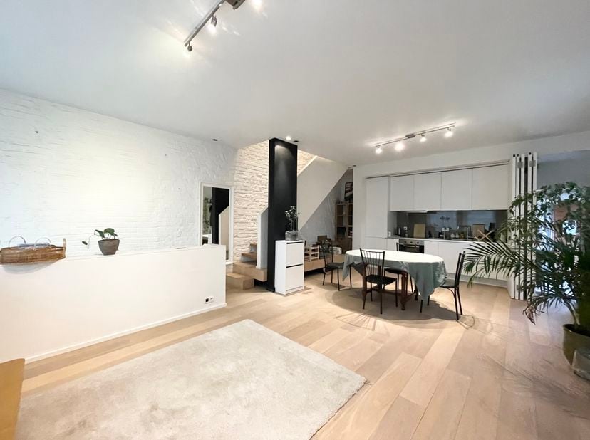 WOLUWE-SAINT-PIERRE, Dumonplein (metro Stockel)! Mooi triplexAPPARTEMENT (2 sl.k./1 bad/2 bad) van 110 m² in een gebouw van 2 flats. Het bestaat uit e
