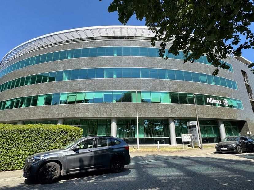 622m² kantoorruimte op 2de verdieping<br />
Ligging: commercieel gelegen langs Antwerpse Ring; vlakbij station van Berchem<br />
Specificaties: dubbel