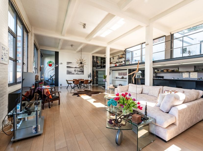 Schaarbeek, in de onmiddellijke nabijheid van het Square Plasky en tal van voorzieningen, prachtig loft (3slpk/3badk/kantoor) van ± 306 m² (volgens EP