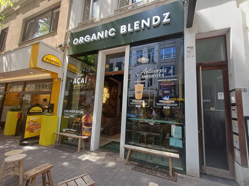 Deze instapklare winkel is gelegen in de gekende Nationalestraat, naast "Panos", vlakbij "Hawaiian Poké Bowl", "Access to Design", "Under Armour" e.a.